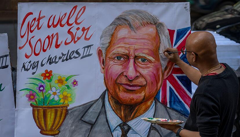 Ein Künstler der Gurukul-Kunstschule in Mumbai malt ein Bild des britischen Königs Charles III. und wünscht ihm baldige Genesung.