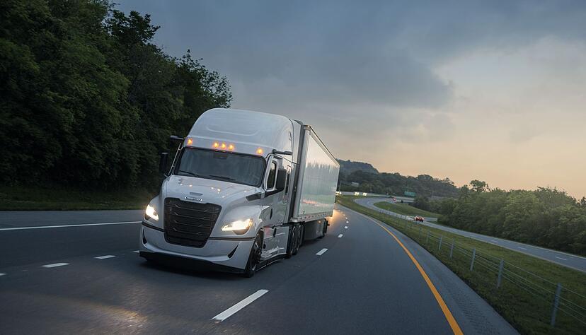 Rubber Duck und ausgekochtes Schlitzohr? Was kommt Ihnen in den Sinn, wenn sie Trucks wie den Freightliner Cascadia sehen? Rubber Duck und ausgekochtes Schlitzohr? Was kommt Ihnen in den Sinn, wenn sie Trucks wie den Freightliner Cascadia sehen?