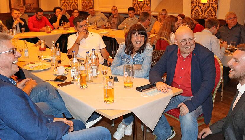 Gute Stimmung bei der SPD: Kandidat Kevin Leiser (r.) freut sich mit der Vorsitzenden der SPD Hohenlohe, Caroline Vermeulen, sowie den Vize-Vorsitzenden Hans-Jürgen Saknus und Daniel Vogelmann.
Foto: Reichert