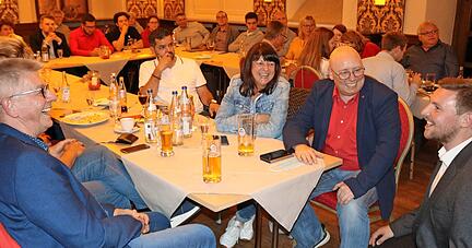 Gute Stimmung bei der SPD: Kandidat Kevin Leiser (r.) freut sich mit der Vorsitzenden der SPD Hohenlohe, Caroline Vermeulen, sowie den Vize-Vorsitzenden Hans-Jürgen Saknus und Daniel Vogelmann.
Foto: Reichert