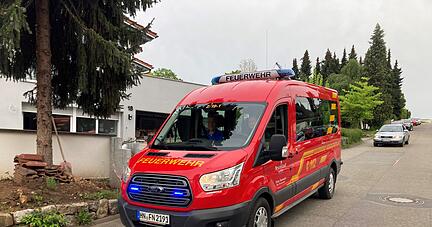 Einsatzkräfte der Feuerwehr fahren am Mittwoch durch Neuenstadt und machen mit Durchsagen auf die neue Handlungsempfehlung aufmerksam.
Foto: Adrian Hoffmann
