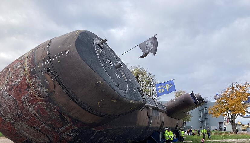 U-Boot U17 wird, wie hier am Interims-Liegeplatz in Speyer, in Ittlingen auf die Seite gelegt, um die Bahntrasse zu überqueren.
Foto: Elfi Hofmann
