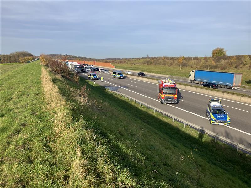 Die A6 ist am Donnerstag wegen Unfällen voll gesperrt. Der Stau war zwischenzeitlich acht Kilometer lang.