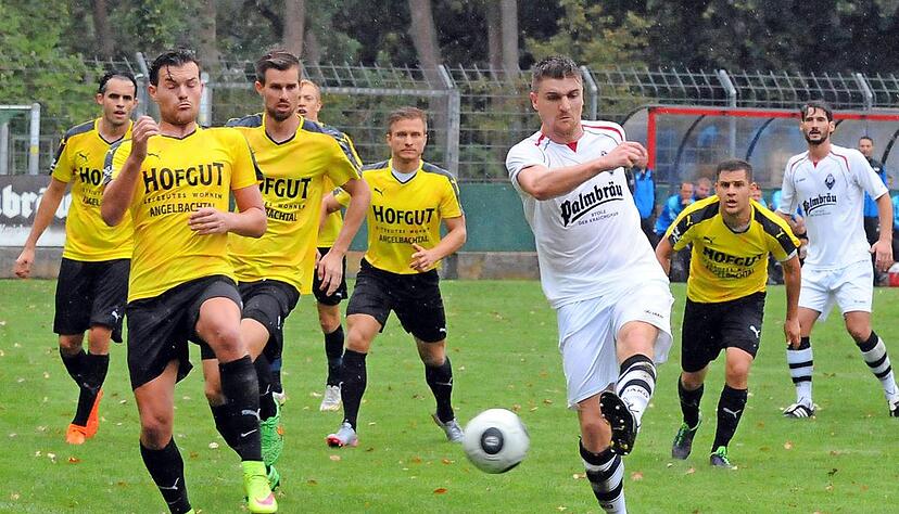 Die Führung: Kevin Haas (Mitte) bringt den VfB Eppingen mit 1:0 in Führung. Etliche Michelfelder schauen zu − nachdem sie zuvor vergeblich "Foul" reklamiert hatten.Fotos: Klaus Krüger Die Führung: Kevin Haas (Mitte) bringt den VfB Eppingen mit 1:0 in Führung. Etliche Michelfelder schauen zu − nachdem sie zuvor vergeblich "Foul" reklamiert hatten.Fotos: Klaus Krüger