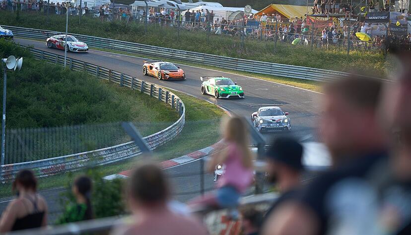 Dieses Mal bei bestem Sommerwetter gingen die 24 Stunden auf dem Nürburgring über die Bühne. Eine Rennunterbrechung gab es trotzdem. Dieses Mal bei bestem Sommerwetter gingen die 24 Stunden auf dem Nürburgring über die Bühne. Eine Rennunterbrechung gab es trotzdem.