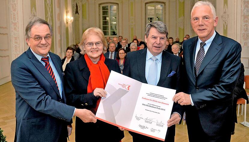 Preisverleihung im Schießhaus (von rechts nach links): Die Stifter Harald Friese und Gudrun Hotz-Friese, Preisträger Ulrich von Alemann und Oberbürgermeister Harry Mergel.Foto: Mario Berger Preisverleihung im Schießhaus (von rechts nach links): Die Stifter Harald Friese und Gudrun Hotz-Friese, Preisträger Ulrich von Alemann und Oberbürgermeister Harry Mergel.Foto: Mario Berger