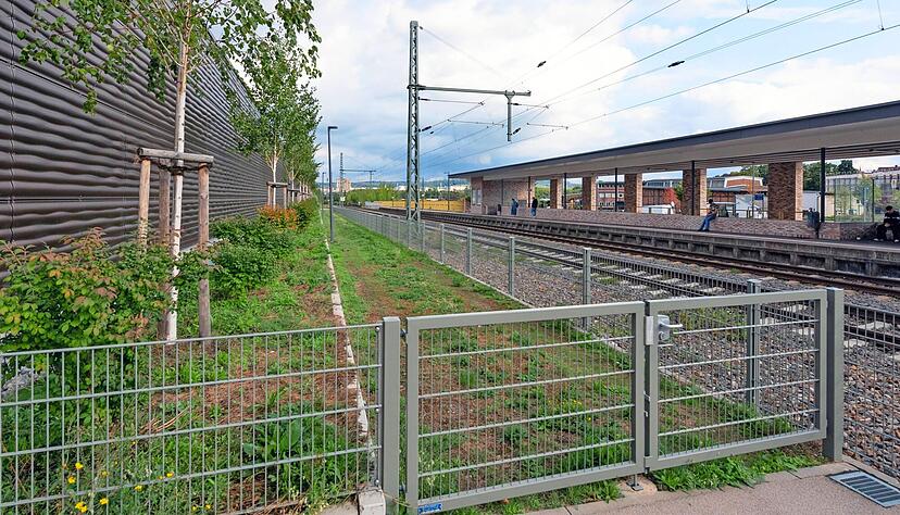 Zwischen den Bahngleisen der Böckinger Haltestelle Sonnenbrunnen und der Rückseite der benachbarten Lidl-Filiale wartet ein angelegter Radweg auf seine Fertigstellung. Zwischen den Bahngleisen der Böckinger Haltestelle Sonnenbrunnen und der Rückseite der benachbarten Lidl-Filiale wartet ein angelegter Radweg auf seine Fertigstellung.