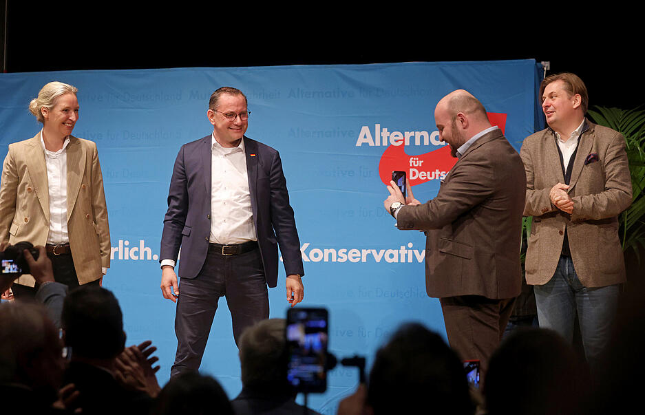 Die AfD-Vorsitzenden Alice Weidel und Tino Chrupalla werden vom baden-württembergischen AfD-Chef Markus Frohnmaier fotografiert. EU-Spitzenkandidat Maximilian Krah (rechts) schaut zu.