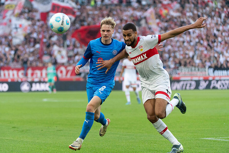 Josha Vagnoman: Bildet zusammen mit Vordermann Leweling über rechts die stärkere der zwei Stuttgarter Flügelzangen. Note 2