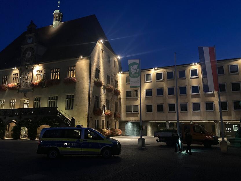 Am mittleren Fahnenmast hing die Israel-Flagge. Unbekannte haben sie in der Nacht auf Mittwoch vor dem Heilbronner Rathaus entfernt.