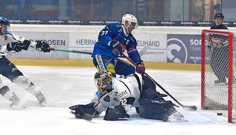Perfekter Start: Mit einem langen Pass in Szene gesetzt, umkurvte Falken-Kapit&auml;n Frederik Cabana (hinten) den G&auml;stekeeper und traf zum 1:0.
Fotos: Mario Berger