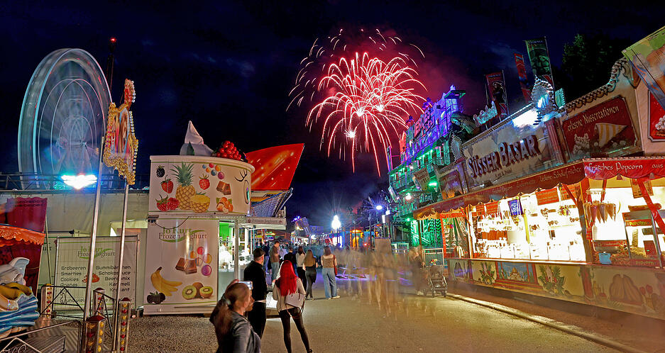 Normalerweise findet das Feuerwerk am letzten Tag des Heilbronner Volksfests statt – durch die EM leuchtete der Himmel über der Stadt aber schon am Sonntag, 7. Juli.