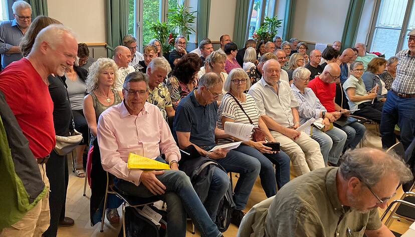 Großes Publikumsinteresse: Etwa 70 Gäste verfolgen den Tagesordnungspunkt zum Bürgerbegehren gegen Windkraft im Eppinger Hardwald.
Foto: Jörg Kühl Großes Publikumsinteresse: Etwa 70 Gäste verfolgen den Tagesordnungspunkt zum Bürgerbegehren gegen Windkraft im Eppinger Hardwald.
Foto: Jörg Kühl