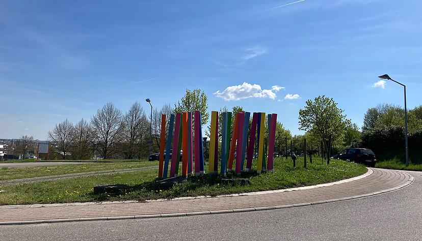 Der Verrenberger Kreisel hat zum Mini-Weinberg bunte Laga-Stelen bekommen. Die gro&szlig;en Stelen am Stadteingang wurden ebenfalls neu gestrichen.