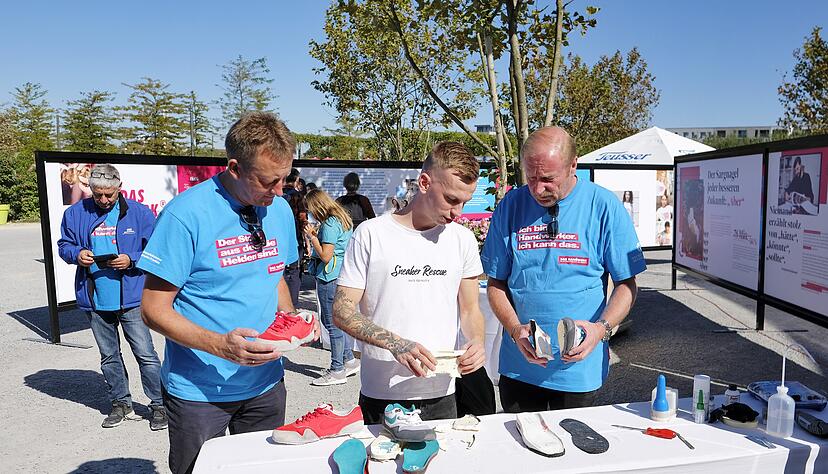 HWK-Präsident Ulrich Bopp (re.) und Geschäftsführer Ralf Schnörr am Stand von Hagen Matuszak. Er hat einen Reparaturbetrieb nur für Sneaker-Schuhe aufgebaut.