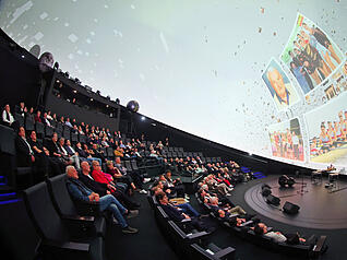 Projektionen sorgen bei der Feier im Science Dome der Experimenta für eine beeindruckende Atmosphäre. Projektionen sorgen bei der Feier im Science Dome der Experimenta für eine beeindruckende Atmosphäre.