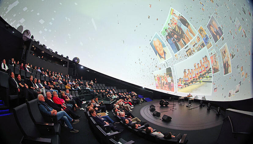 Projektionen sorgen bei der Feier im Science Dome der Experimenta für eine beeindruckende Atmosphäre. Projektionen sorgen bei der Feier im Science Dome der Experimenta für eine beeindruckende Atmosphäre.