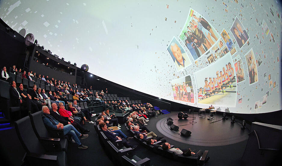Projektionen sorgen bei der Feier im Science Dome der Experimenta für eine beeindruckende Atmosphäre. Projektionen sorgen bei der Feier im Science Dome der Experimenta für eine beeindruckende Atmosphäre.