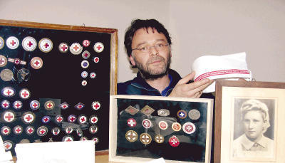 Seit 20 Jahren ist Krankenpfleger Thomas Blumenstock auf der Suche nach alten Broschen und Hauben, die in früheren Zeiten von Krankenschwestern und Diakonissen getragen wurden. (Foto: Anne Väisänen)