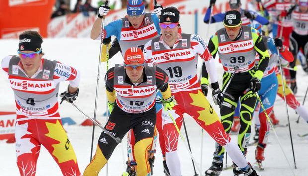 Die Taktik von Tobias Angerer (2.v.l) im Skiathlon ging auf. Foto: Karl-Josef Hildenbrand