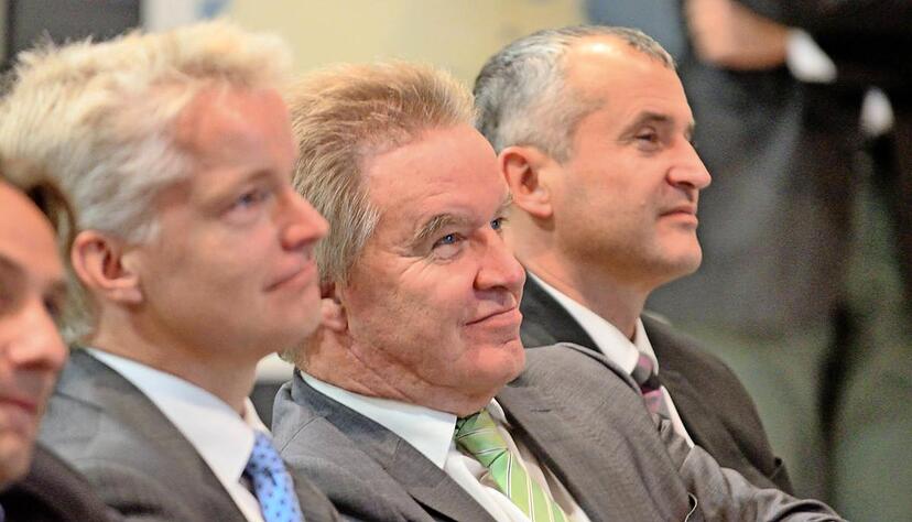 Matthias Otte (von li.), Bundesnetzagentur, Umweltminister Untersteller, Leingartens Bürgermeister Steinbrenner.