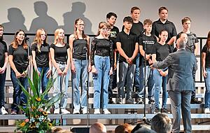 Musik ist ein wichtiger Bestandteil des Schlossgymnasiums und ein Teil des Semi-Spirits. Das bewiesen die Sch&uuml;ler und Sch&uuml;lerinnen gleich mit mehreren Auftritten.
Fotos: Katrin Draskovits