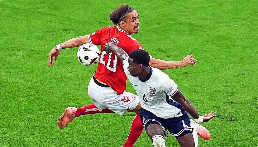 Umkämpftes Duell: Yussuf Poulsen (l) und Englands Marc Guehi.
Foto: dpa Umkämpftes Duell: Yussuf Poulsen (l) und Englands Marc Guehi.
Foto: dpa