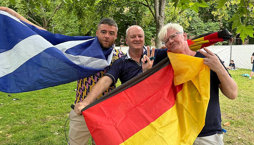 Vor der Partie Schottland gegen Ungarn in Stuttgart feiern schottische Fans.