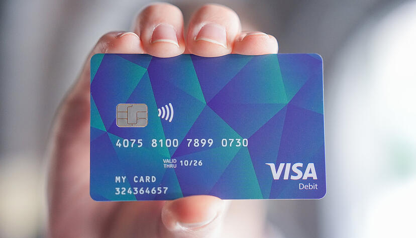 Sieht fast aus wie eine gewöhnliche Kreditkarte: Die "Socialcard" für Geflüchtete startet am Montag in Baden-Württemberg. Sieht fast aus wie eine gewöhnliche Kreditkarte: Die "Socialcard" für Geflüchtete startet am Montag in Baden-Württemberg.