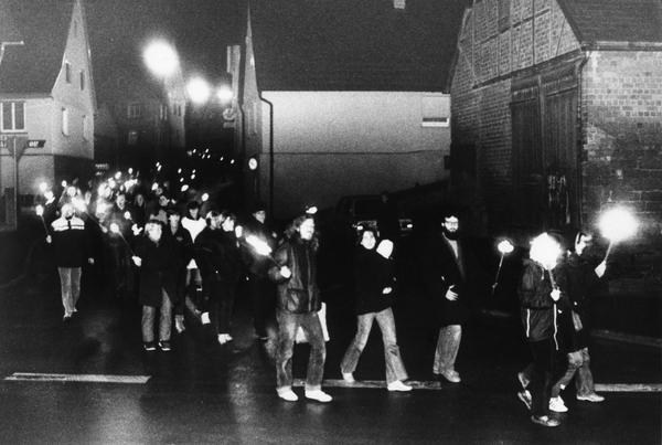 15.11.1982: Mitglieder der Grünen demonstrieren mit einem Fackelzug gegen die erste Teilerrichtungsgenehmigung für GKN II. Der Marsch durch Neckarwestheim zum Kernkraftwerk verläuft ohne Zwischenfälle.  Foto: HSt-Archiv