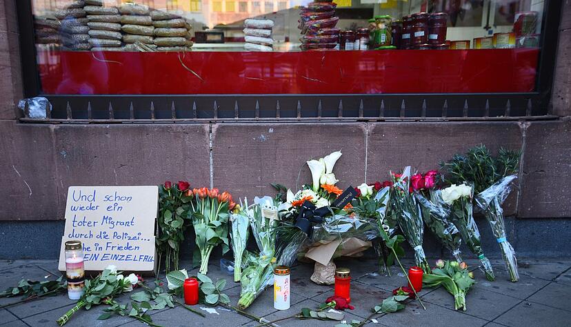 Blumen liegen an dem Ort, an dem am Montag ein Mann nach einer Polizeikontrolle gestorben ist.
