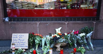 Blumen liegen an dem Ort, an dem am Montag ein Mann nach einer Polizeikontrolle gestorben ist.