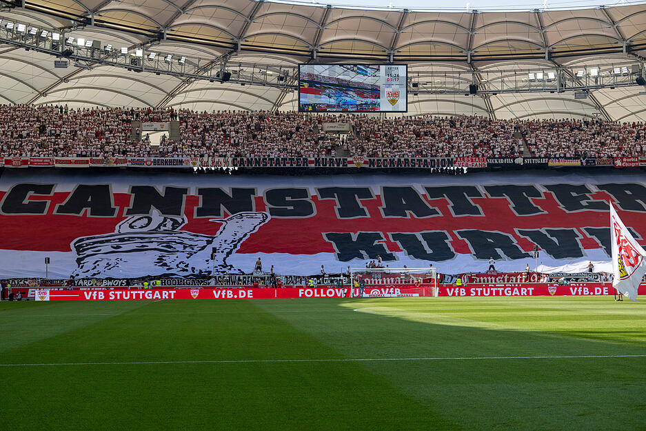 Vor dem Spiel gibt es eine starke Choreo der VfB-Fans.