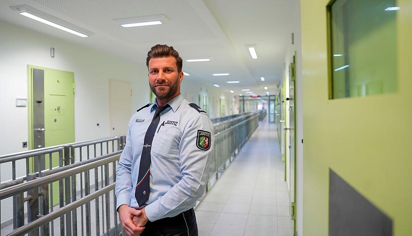 Marcel El-Damen arbeitet in der JVA Düsseldorf als Beamter im Justizvollzug. Über einen Freund wurde er auf den Beruf aufmerksam. Marcel El-Damen arbeitet in der JVA Düsseldorf als Beamter im Justizvollzug. Über einen Freund wurde er auf den Beruf aufmerksam.