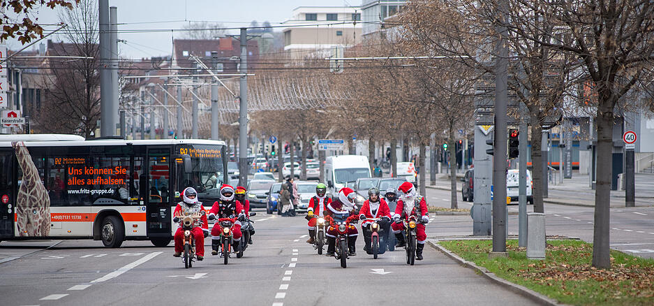 Mofa-Nikoläuse bringen weihnachtliche Stimmung in die Heilbronner Innenstadt. Mofa-Nikoläuse bringen weihnachtliche Stimmung in die Heilbronner Innenstadt.