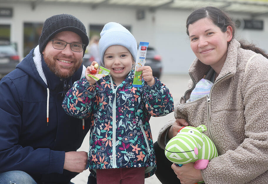 An Kinder werden bei der Tour der Osterhasen auf Motorr&auml;dern S&uuml;&szlig;igkeiten verteilt.