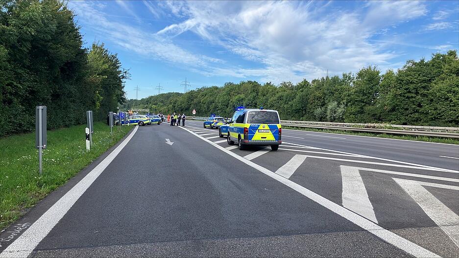 Die A81 in Richtung Heilbronn muss aufgrund des Unfalls voll gesperrt werden.