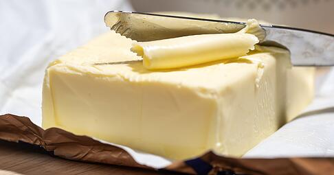 Ein Stück Butter liegt auf einem Tisch.
