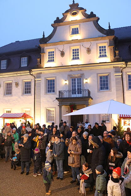 Exquisite Feinkost und liebevoll gestaltete Stände machen den Markt zu einem besonderen Erlebnis. Exquisite Feinkost und liebevoll gestaltete Stände machen den Markt zu einem besonderen Erlebnis.