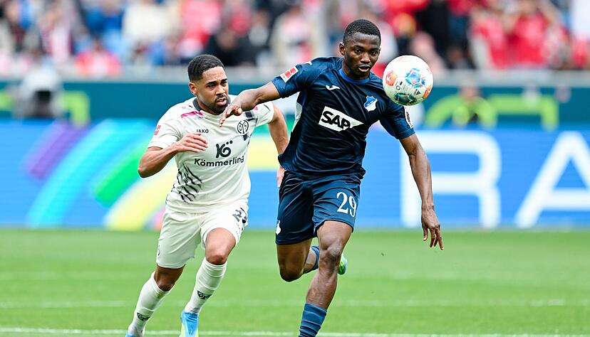 Hart umk&auml;mpfte Partie: der Mainzer Phillipp Mwene (l.) versucht,  Bazoumana Tour&eacute; zu stoppen.