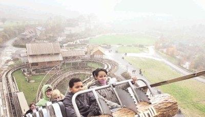 Die Wagen der Holzachterbahn werden vor der Kulisse der Burg Rauhe Klinge auf ihre Startposition gezogen. Gut eingemummt nutzten viele Besucher die letzten Fahrten dieses Jahres.Fotos: Andreas Veigel
