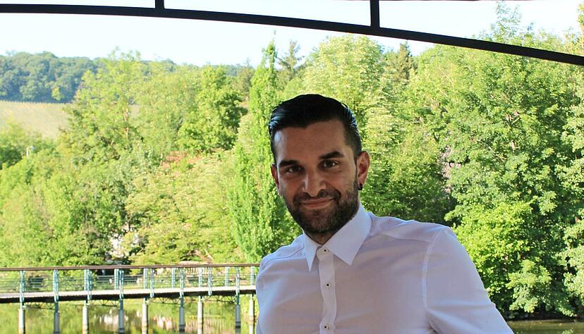 Zweieinhalb Monate war das Restaurant am Trappensee wegen der Corona-Pandemie geschlossen. Betriebsleiter Pasquale D'Amato vermisst die Nähe zu seinen Gästen.
Foto: Bigna Fink Zweieinhalb Monate war das Restaurant am Trappensee wegen der Corona-Pandemie geschlossen. Betriebsleiter Pasquale D'Amato vermisst die Nähe zu seinen Gästen.
Foto: Bigna Fink