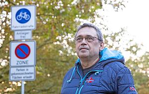 Horst Selzer ist über den Schilderwald in der Badstraße verwundert.