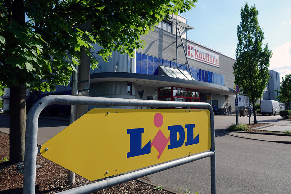 Platz 1: Dieter Schwarz | Lidl und Kaufland gehören zur Schwarz-Gruppe, deren Sitz in Neckarsulm ist. Dieter Schwarz bleibt der reichste Deutsche - laut Forbes-Rangliste. Im Ranking des Manager-Magazins ist es Platz 2.