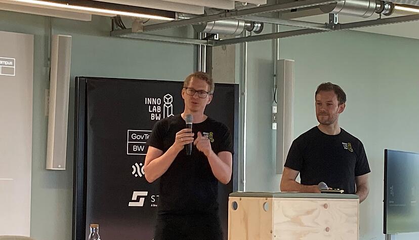 Bj&ouml;rn Beck (links), Leiter des Innovationslabors der Landesregierung, und Projektleiter Johannes Ast stellten das KI-System F13 vor.