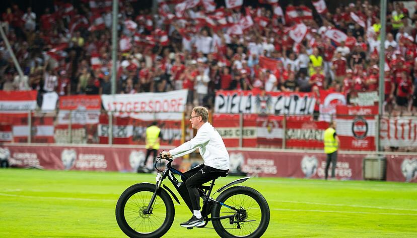 Radler auf Rasen: Ralf Rangnick. Radler auf Rasen: Ralf Rangnick.