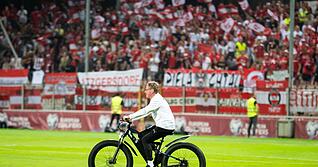 Radler auf Rasen: Ralf Rangnick. Radler auf Rasen: Ralf Rangnick.