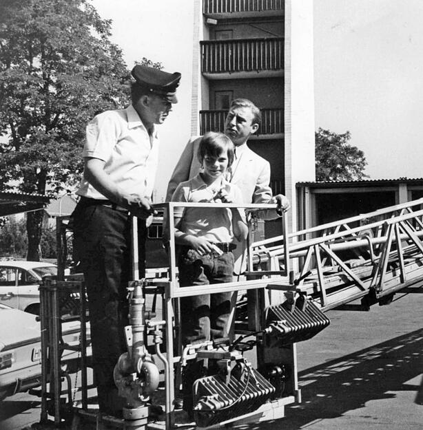1976: Der neunjährige Hagen ist bei der Heilbronner Feuerwehr mit Erstem Bürgermeister Dr. Manfred Weinmann und Feuerwehr-Kommandant Klaus Würker. Hagen hat bei der Tombola anlässlich der Tausendjahr-Feier in Horkheim das Los "Ein Tag mit dem Bürgermeister" gewonnen. Er erledigt mit Weinmann "Rathausgeschäfte" und ist beim Informationsbesuch bei der Feuerwehr mit dabei.