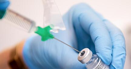 Eine Klinik-Mitarbeiterin zieht den Covid-19 Impfstoff von Biontech/Pfizer für eine Impfung auf eine Spritze. Eine Klinik-Mitarbeiterin zieht den Covid-19 Impfstoff von Biontech/Pfizer für eine Impfung auf eine Spritze.