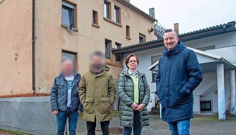Der Hauseigentümer, dessen Bekannter, die beiden Rechtsanwälte Verena Elfner und Malte Höch vor dem Gebäude (links), das illegal als Bordell genutzt wird. Der Hauseigentümer, dessen Bekannter, die beiden Rechtsanwälte Verena Elfner und Malte Höch vor dem Gebäude (links), das illegal als Bordell genutzt wird.